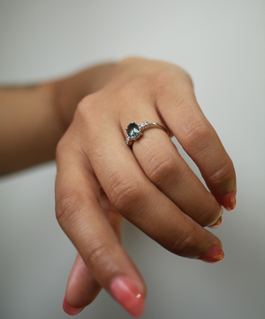 Sloane Oval Teal Sapphire Ring Platinum